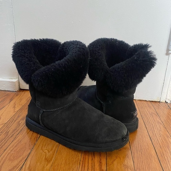 UGG Bailey Button Short Black Suede Shearling Boots Size 9 - Picture 1 of 8